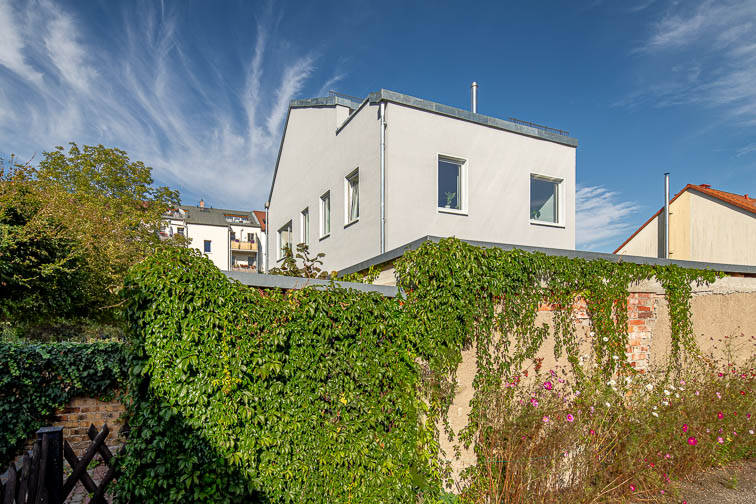 Süd-Ostseite des Wohnhauses, Blick über die Grenzmauer