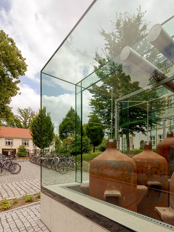 Architekurfotografie: von innen wirkt die Glashülle teils transparent, teils wie ein Spiegel