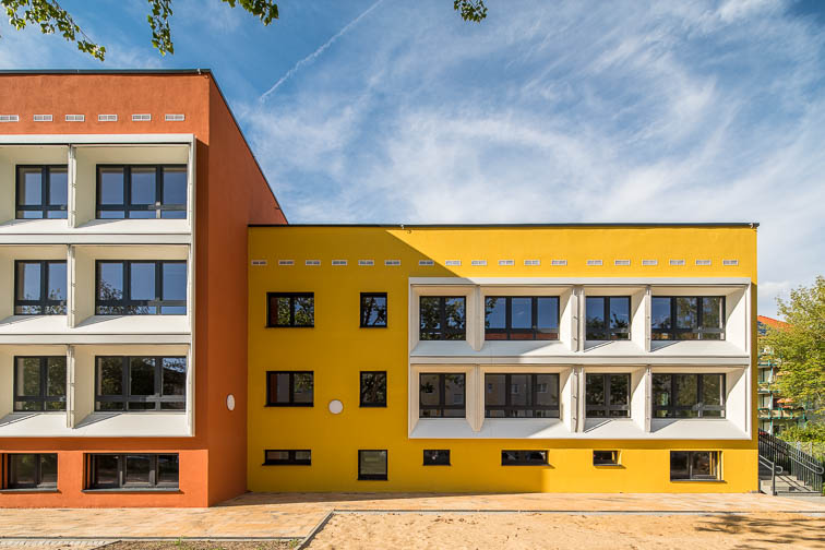 Gruppenräume mit integriertem Sonnenschutz prägen die Fassade