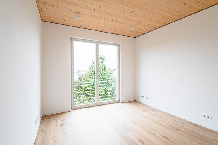 Die großen Holzflächen sorgen für eine reduzierte Optik