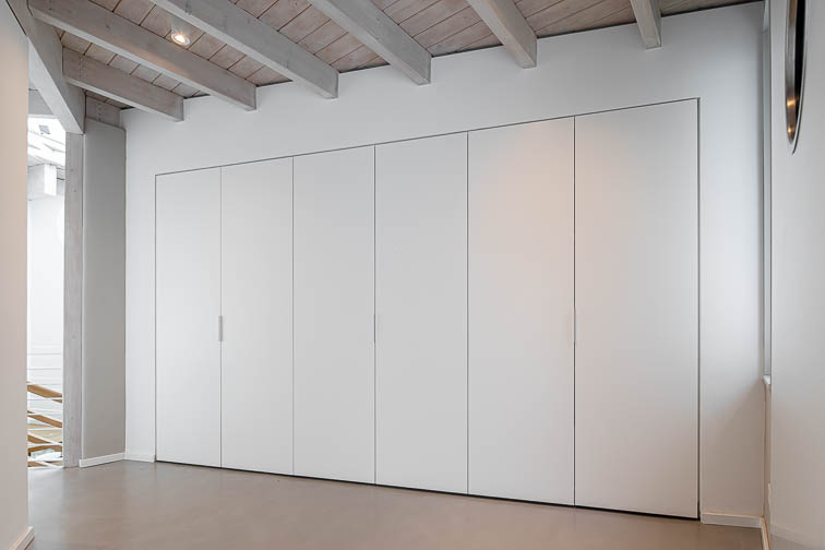 Innenraumperspektive der minimalistschen Einbauschränke in der Ankleide