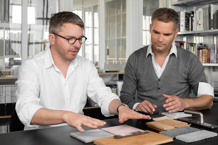 Stefan Unnewehr und Sven Packbauer beim Bemustern von Materialien