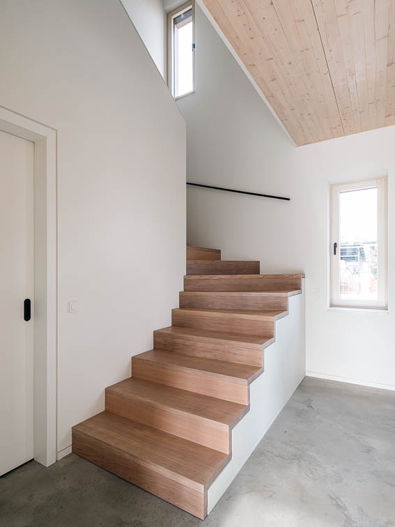 Innenraumperspektive des Treppenraums. Die Treppe ist mit Tritt- und Setzstufen in heller Eiche bekleidet