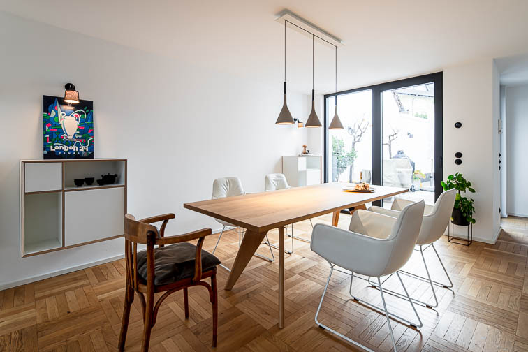 Innenraumperspektive Essbereichs mit Fenster zum vorderseitigen Hof