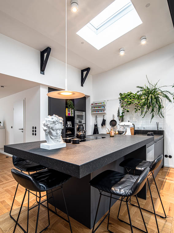 Übereckperspektive der Kücheninsel mit Beethoven-Büste und Oberlicht, Wohnloft Bonn