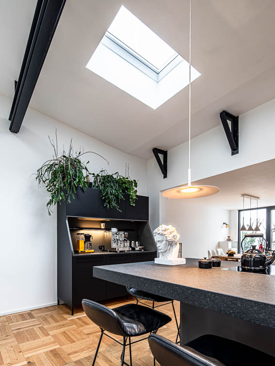 Übereckperspektive der Kücheninsel mit Blick auf das Sideboard, Wohnloft Bonn