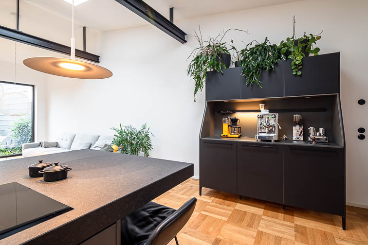 Innenraumperspektive mit Blick von der Küche zum Sideboard, Wohnloft Bonn