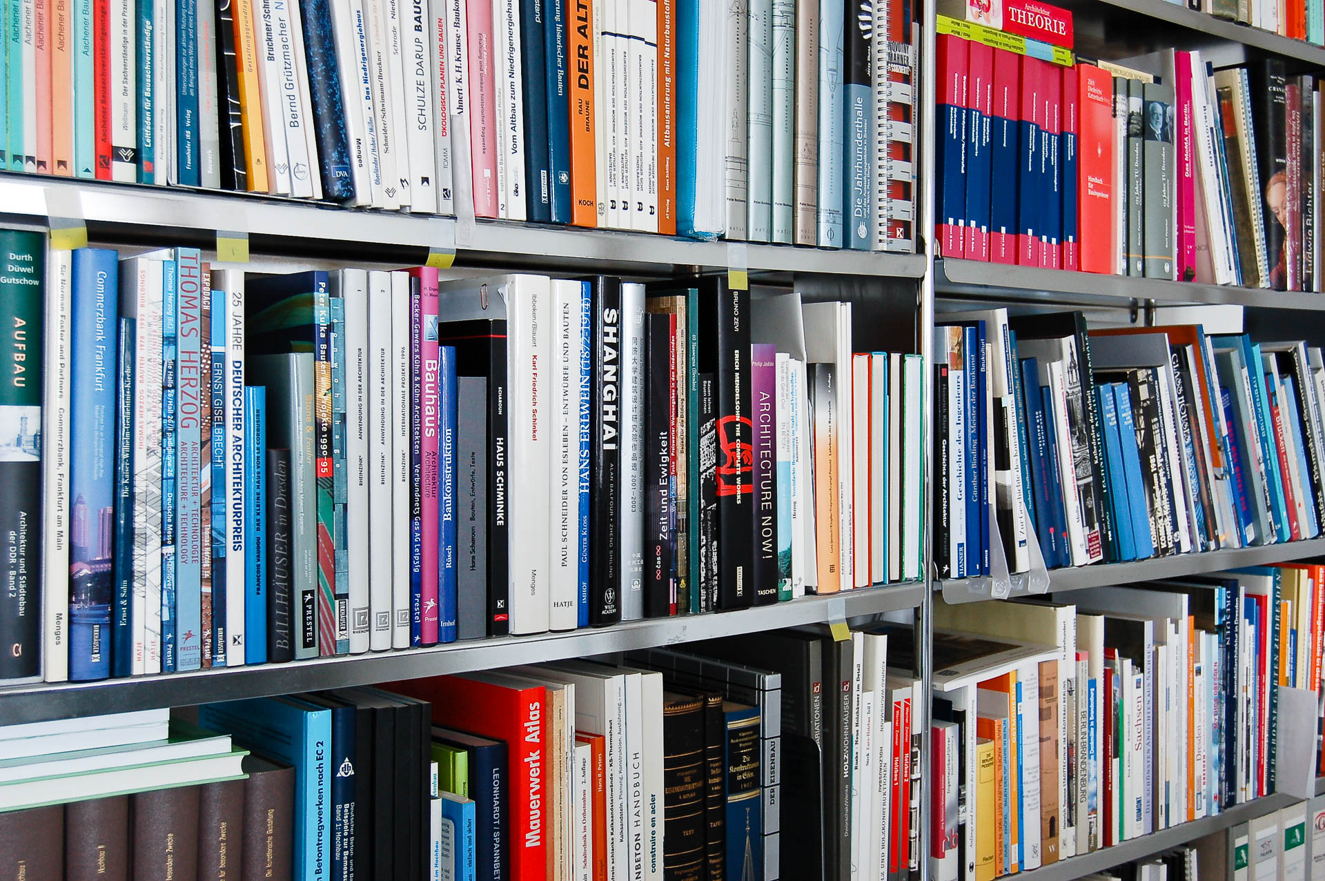 Gut sortiertes Bücherregal mit Literatur aus dem Bauweisen